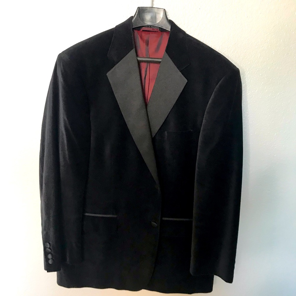 - STAFFORD  FORMAL WEAR  MENS BLACK  VELVET AND SATIN TUXEDO JACKET